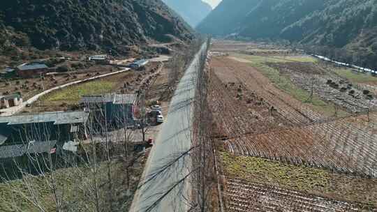 山间乡村道路旁的田地与房屋