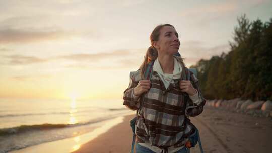 女人在森林中享受野生自然女性旅游旅行者徒