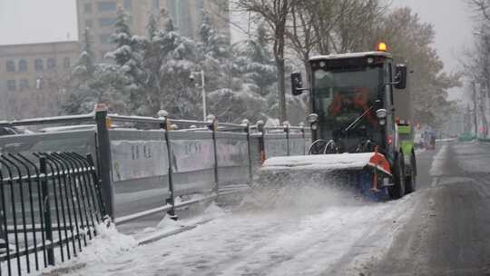 公路扫雪 扫雪车扫雪 扫雪车 雪天扫雪