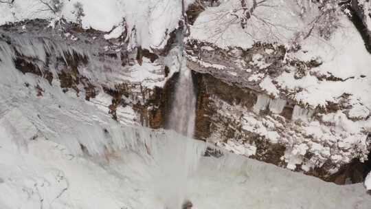 冰雪空中流淌的瀑布