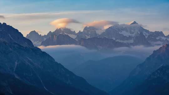 壮丽雪山山脉自然风光
