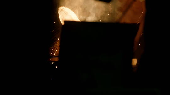 浇铸高炉倒铁水 滚烫的铁水钢水视频素材模板下载