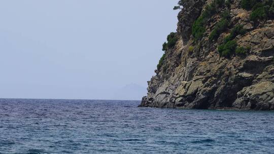 安静的海景和落基山