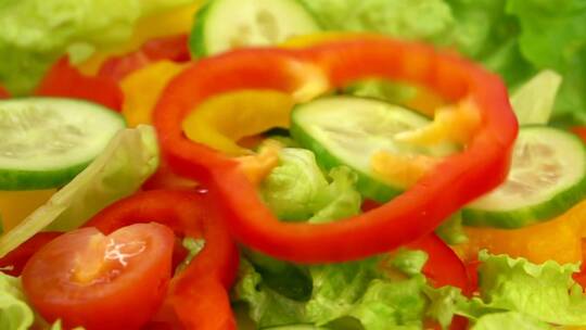 蔬菜片落在沙拉上