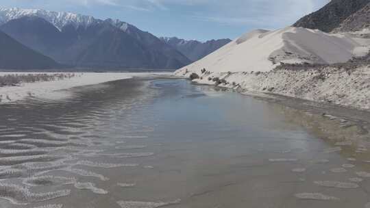 西藏林芝佛掌沙丘蓝天白云雪山河流湖水沙滩