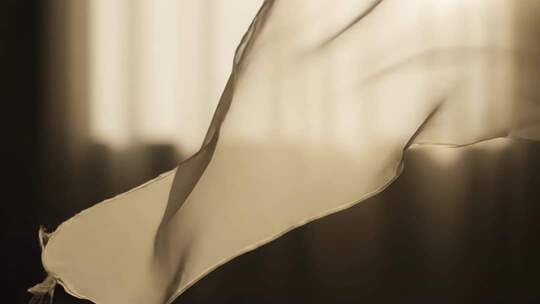 飘动的浅色丝绸布料