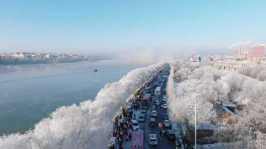 江边雾凇公路东北冰雪旅游特色吉林游人堵车