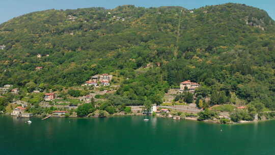 意大利马焦雷湖海滨一个小村庄的鸟瞰图