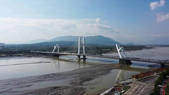 陕西汉中龙岗大桥远景航拍前进环绕视频素材模板下载