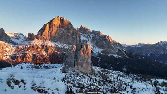 日出时Cortina D'Ampezzo附近的白云石山脉