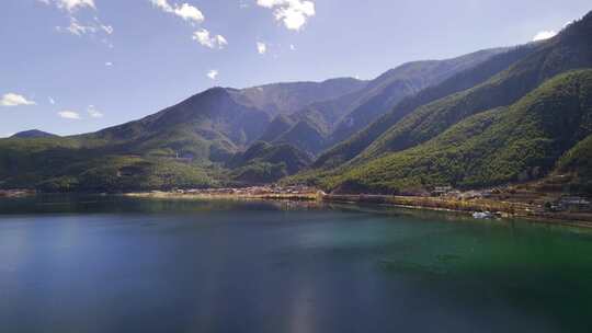 湖边村落泸沽湖湖光山色蓝天白云湖水视频素材模板下载