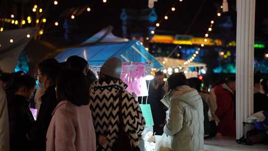 夜晚灯光装饰的独特户外景观