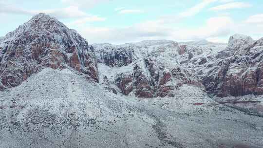 落基山脉上空白雪覆盖