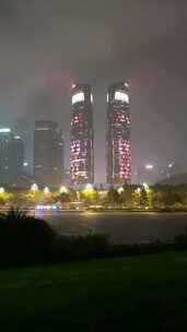 夜晚大雨中的成都金融城双子塔灯光秀
