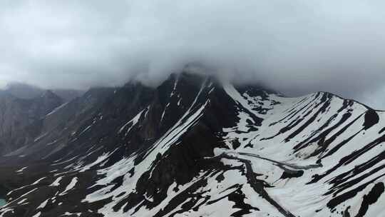 新疆独库公路哈希勒根达坂雪山航拍