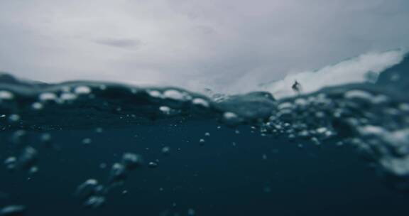极限运动冲浪拍摄海底浪花水波纹