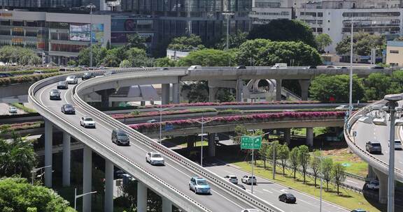 城市立交桥上车辆川流不息的景象