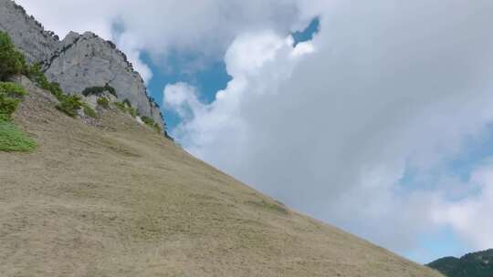低角度拍摄美丽的云彩爬山，法国阿尔卑斯山