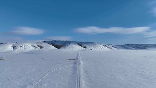 航拍呼伦贝尔山区茫茫雪原公路视频素材模板下载