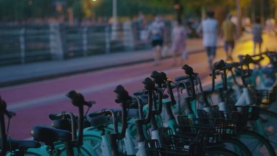 共享单车作为前景的夜跑锻炼