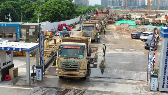 航拍泥头车工地装土道路上行驶