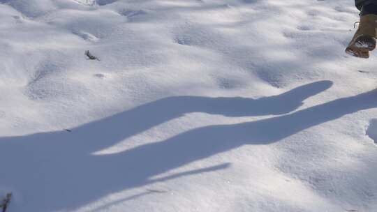 雪地中人物的行走影子特写