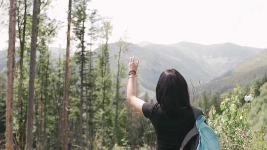 女人徒步旅行