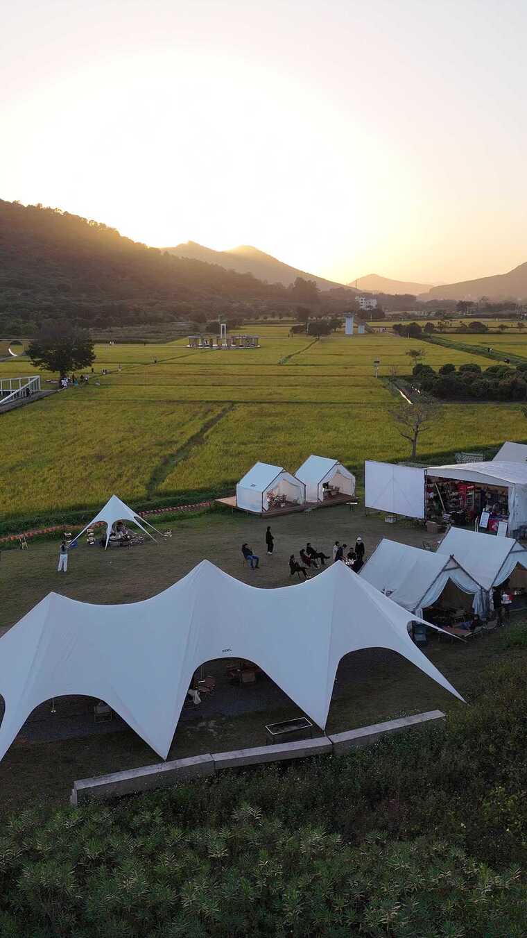 田野边的户外露营场景