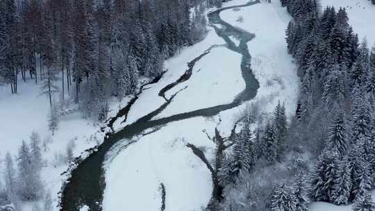 白雪覆盖的山谷的无人机镜头