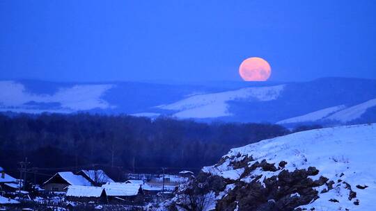 内蒙古边境雪村红月亮景观