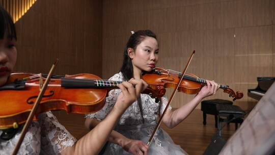 少年儿童拉小提琴音乐会