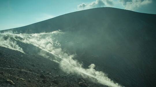 当浓烟笼罩着它时_它是一座多岩石的火山