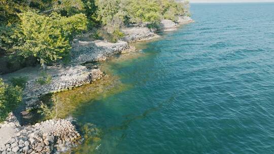 航拍4K抚仙湖生态环境海岸清澈水质宣传片