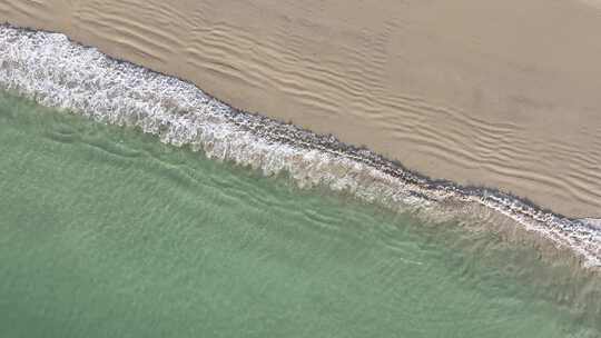 海边沙滩海水海浪上升环绕