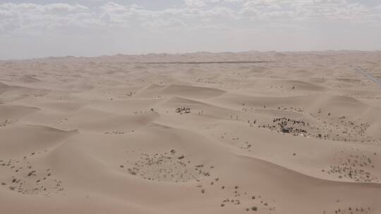 沙漠中的绿洲和沙漠山丘