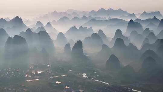 广西桂林山水喀斯特地貌日出风光