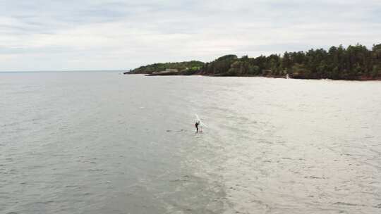 阴沉的一天，空中活动的人翼箔在苏必利尔湖冲浪