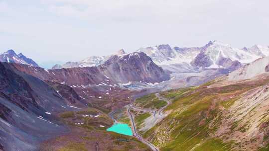 新疆独库公路雪山湖泊自然风光航拍