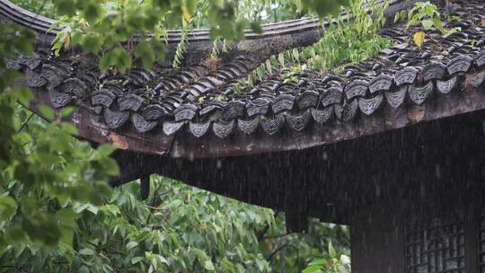 下雨天飞檐翘角老房子屋檐