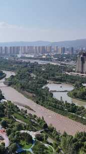 竖屏航拍青海西宁湟水绿化植物城市风光