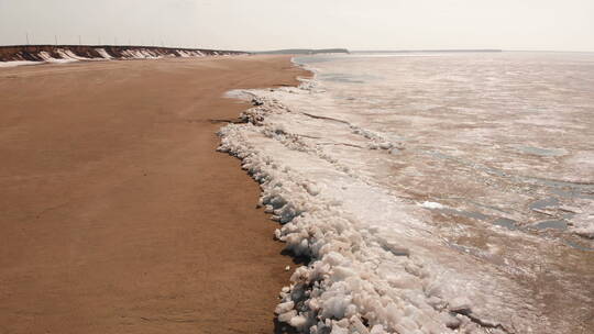 冬季冰冻的海滩景观视频素材模板下载