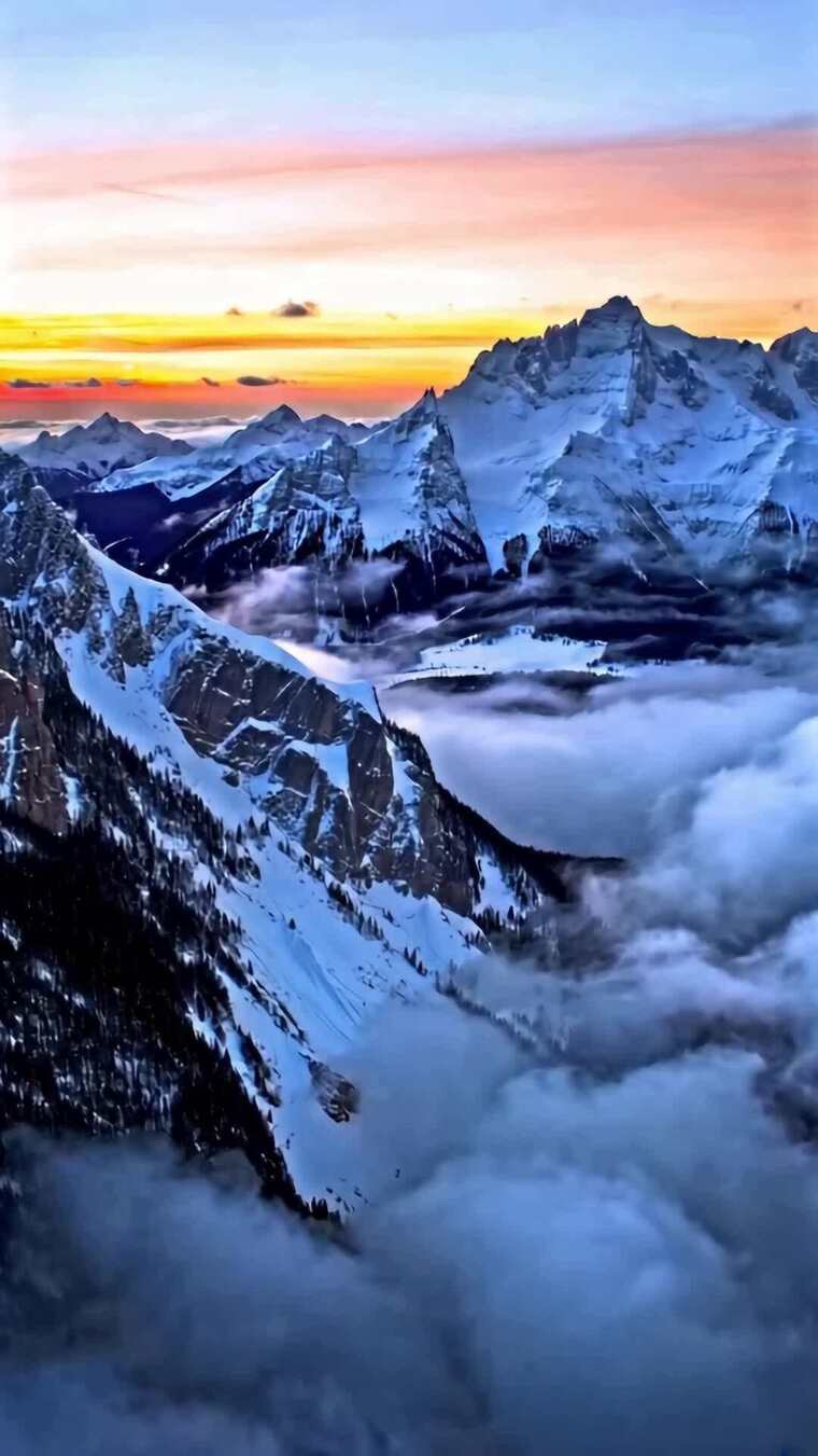 雪山云海日出景观