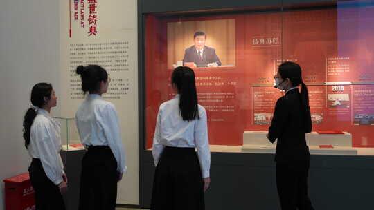 女孩参观民法典展览听讲解