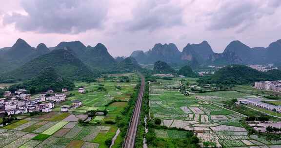 广西桂林高铁线路穿过村庄田园风光