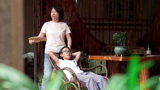 4K升格实拍妈妈和女儿在中式庭院纳凉聊天视频素材模板下载