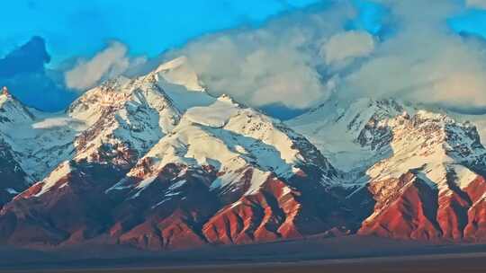 夕阳下的雪山