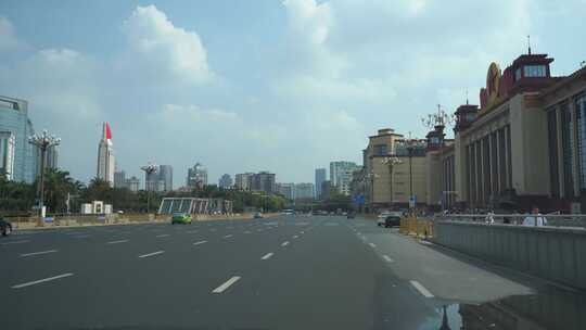 汽车行驶在城市道路车流交通车辆车窗外风景