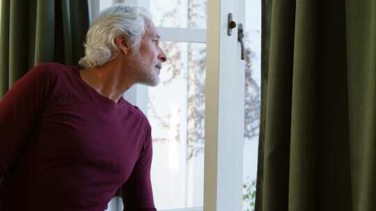 白发老人窗边眺望