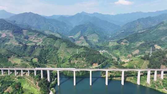 高铁行驶在祖国的大好河山喀斯特地貌