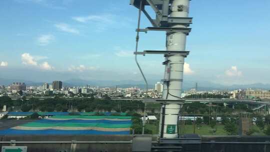 台湾高铁窗外看到的城市